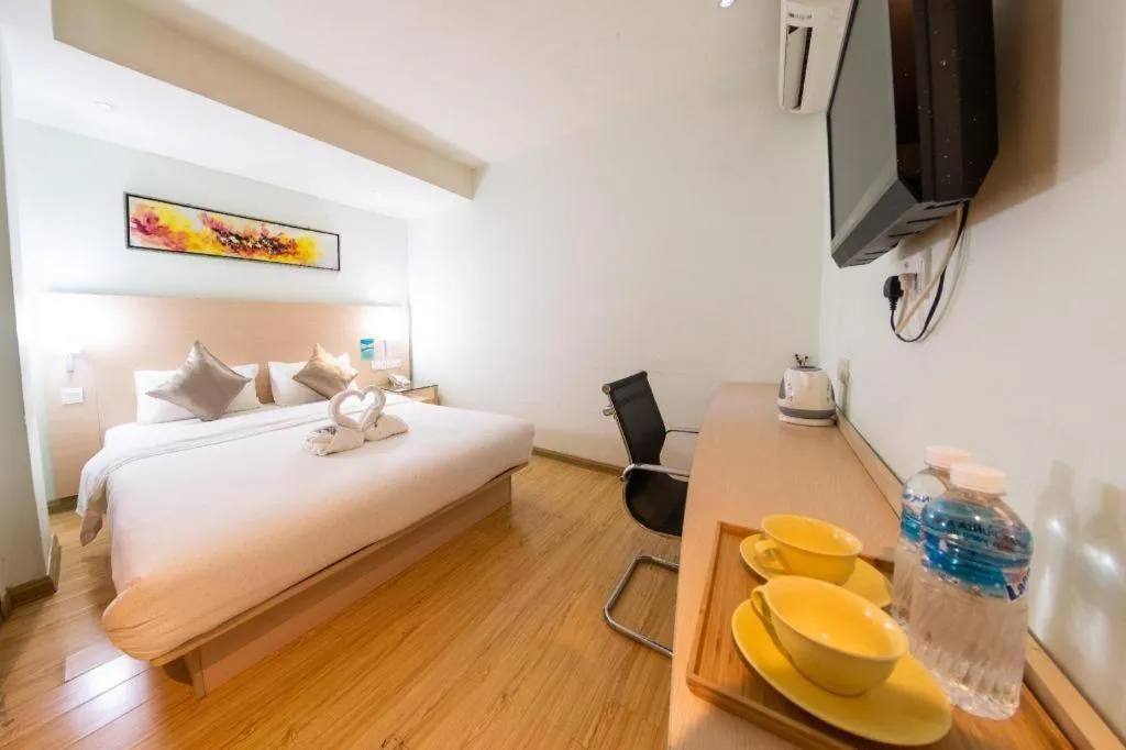 Bed in Hotel City Comfort Inn