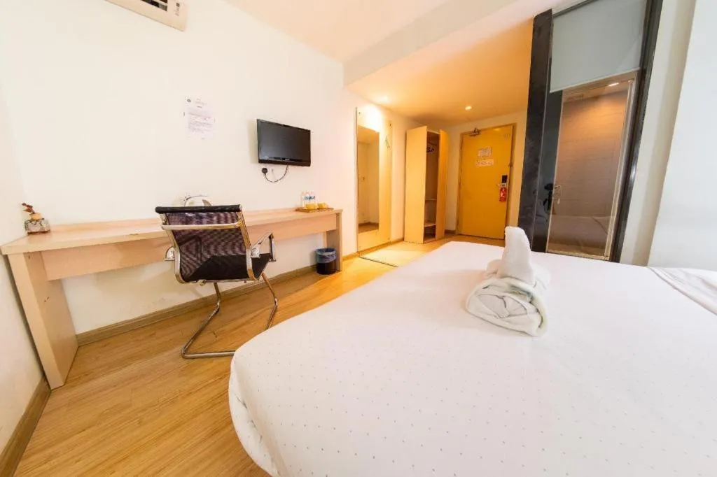 Bed in Hotel City Comfort Inn