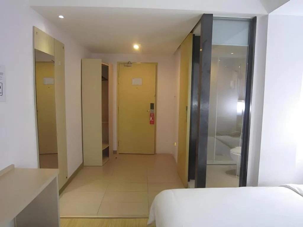 Bed in Hotel City Comfort Inn