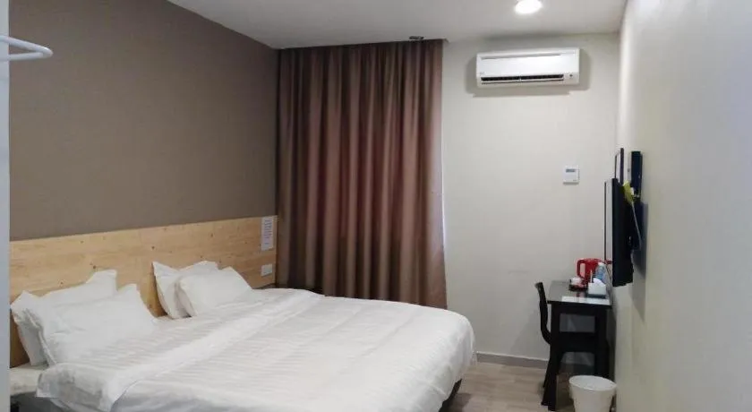 Bed in Sg. Paka Hotel