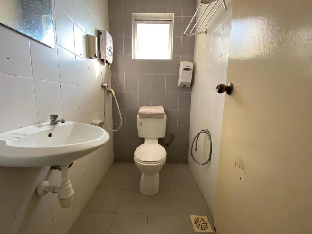 OYO 89760 Harmoni Inn Hotel