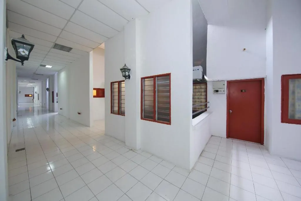 Capital O 89876 Safari Hotel