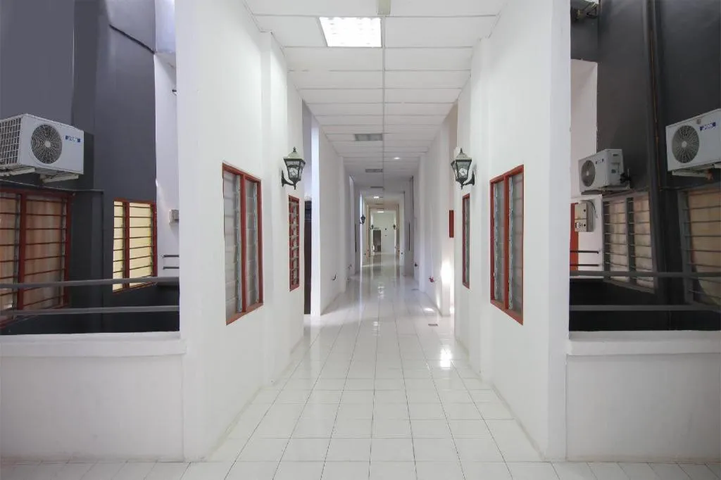 Capital O 89876 Safari Hotel