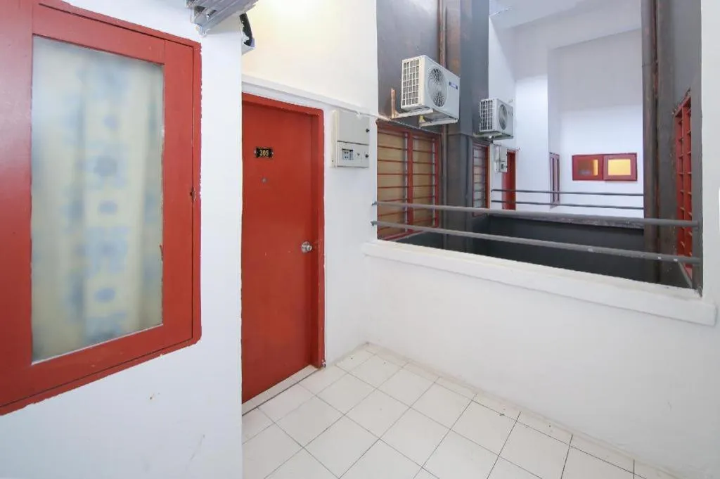 Capital O 89876 Safari Hotel