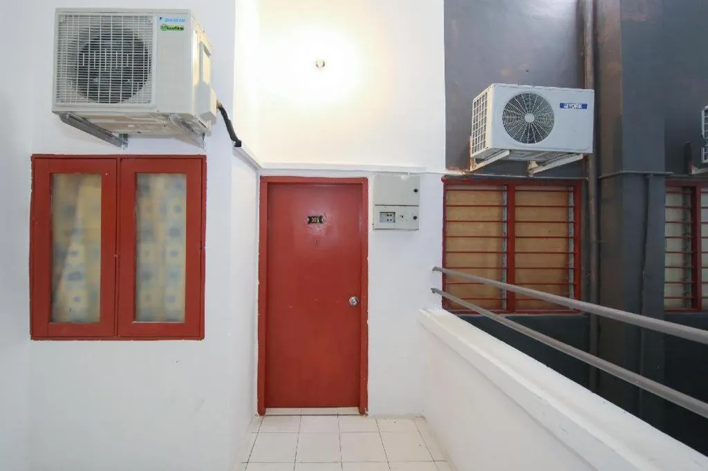 Capital O 89876 Safari Hotel