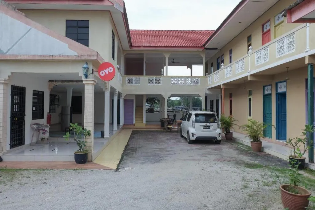 OYO 90018 River Village Hotel