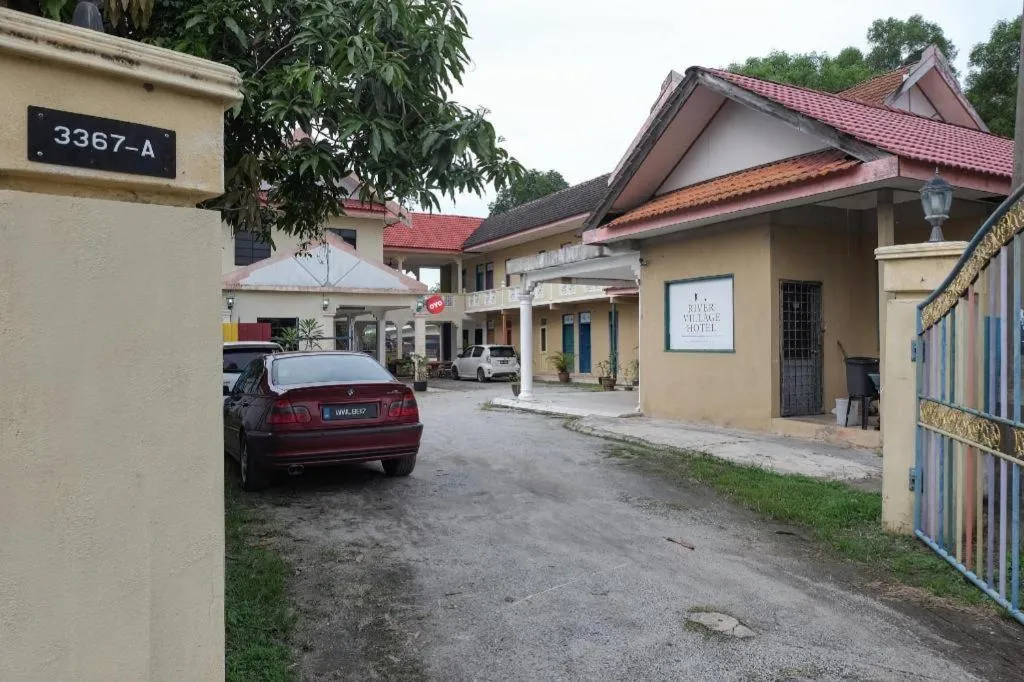 OYO 90018 River Village Hotel