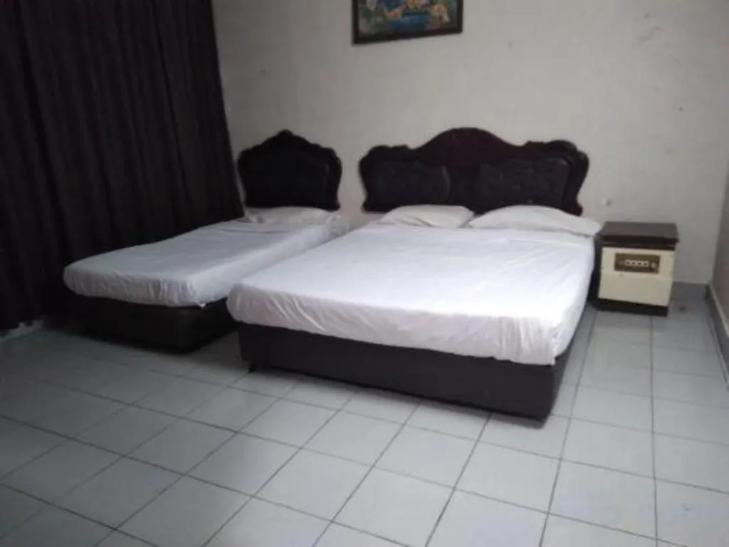 Bed in OYO 90376 Centre Point Hotel