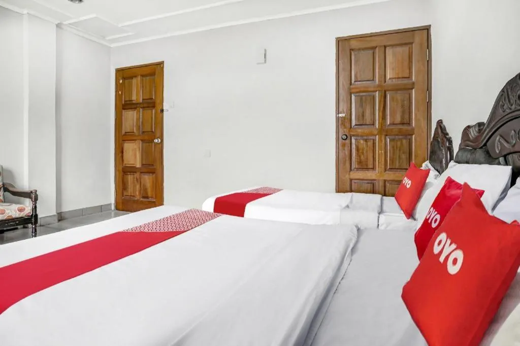 Bed in OYO 90376 Centre Point Hotel