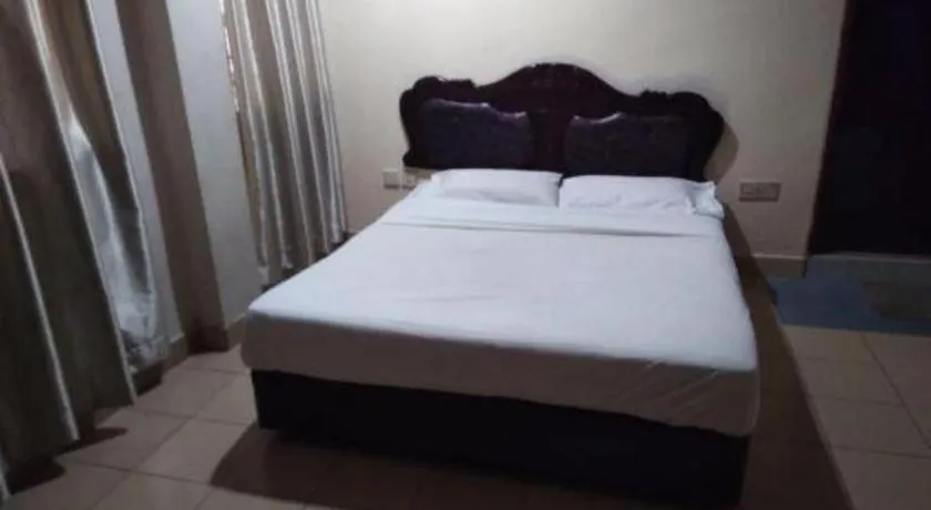 Bed in OYO 90376 Centre Point Hotel