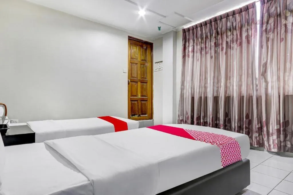 Bed in OYO 90376 Centre Point Hotel