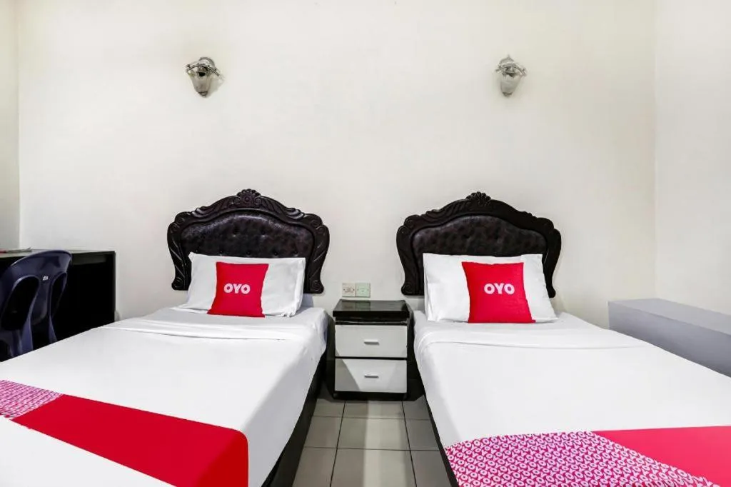 Bed in OYO 90376 Centre Point Hotel