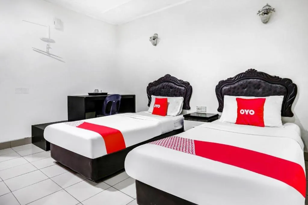 Bed in OYO 90376 Centre Point Hotel