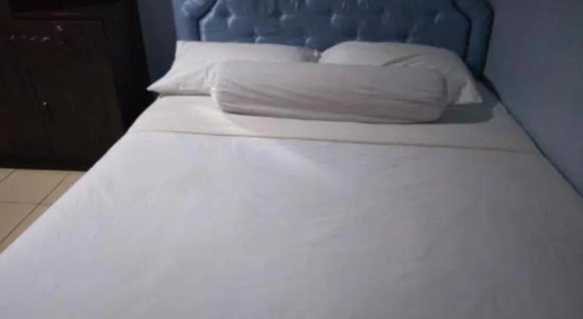 Bed in OYO 90376 Centre Point Hotel