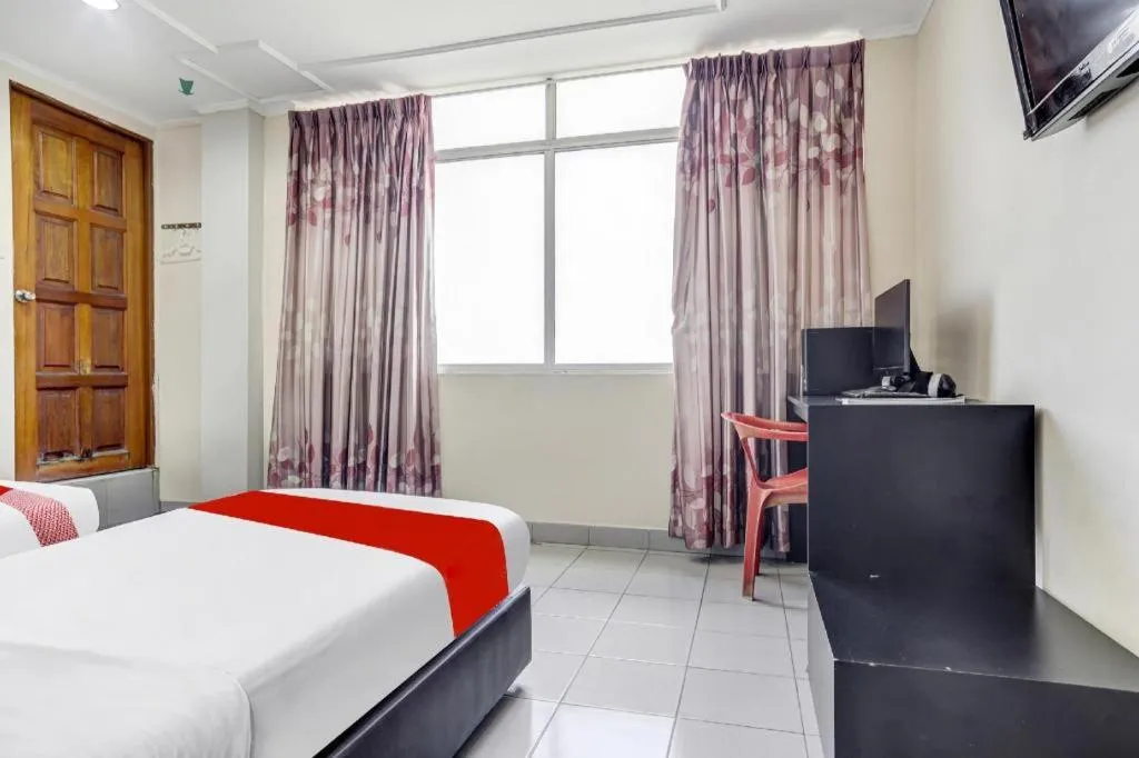 Bed in OYO 90376 Centre Point Hotel