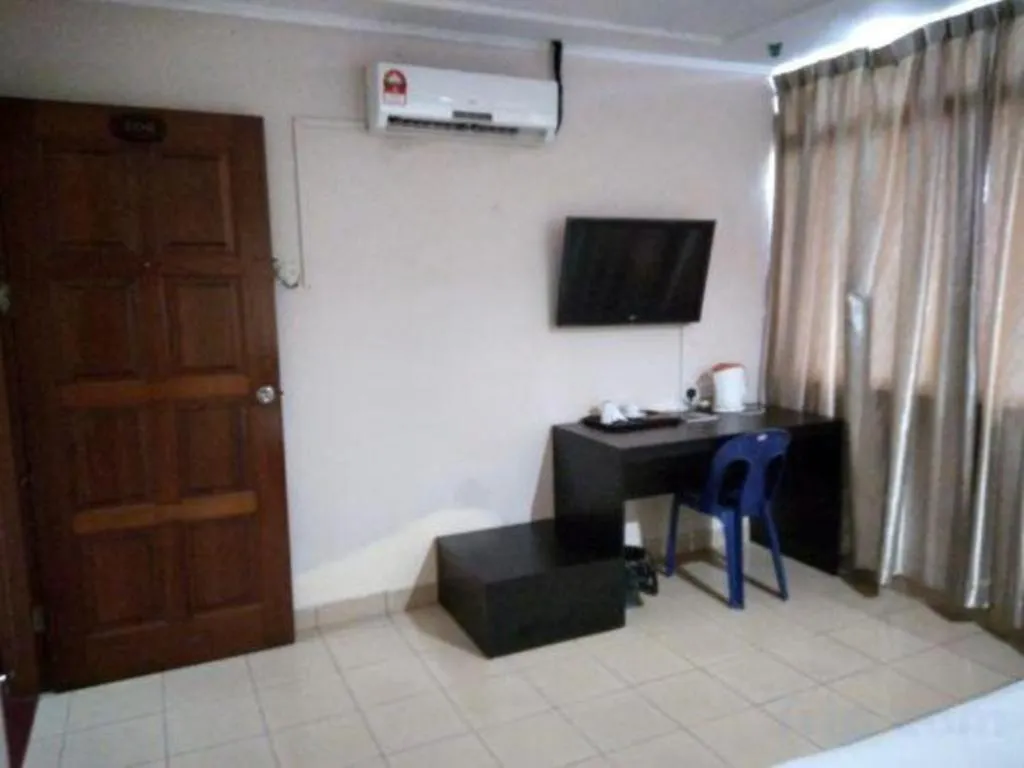 OYO 90376 Centre Point Hotel