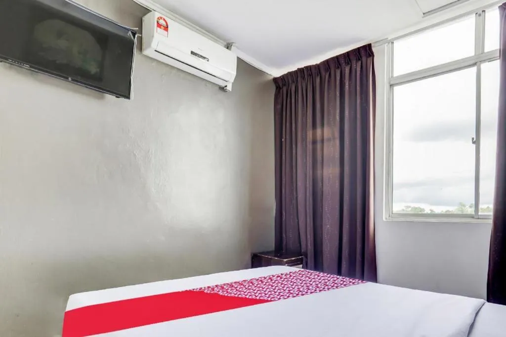 Bed in OYO 90376 Centre Point Hotel