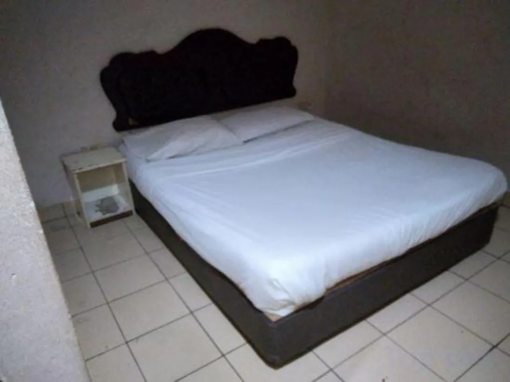 Bed in OYO 90376 Centre Point Hotel