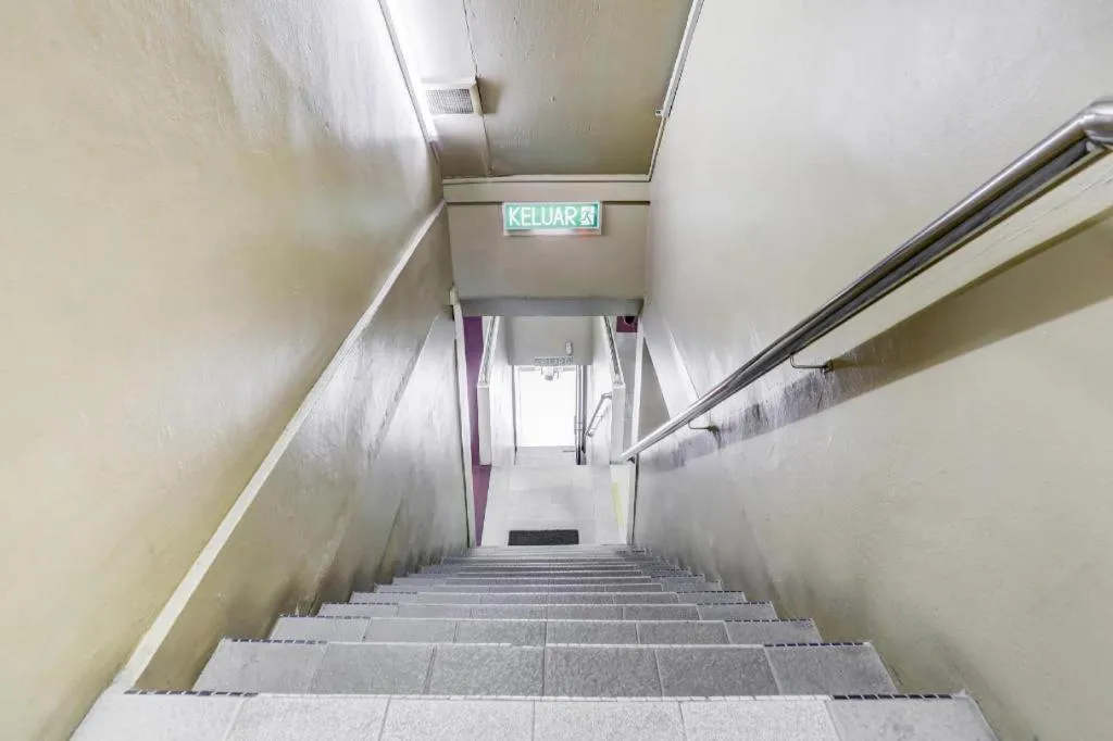 OYO 90376 Centre Point Hotel