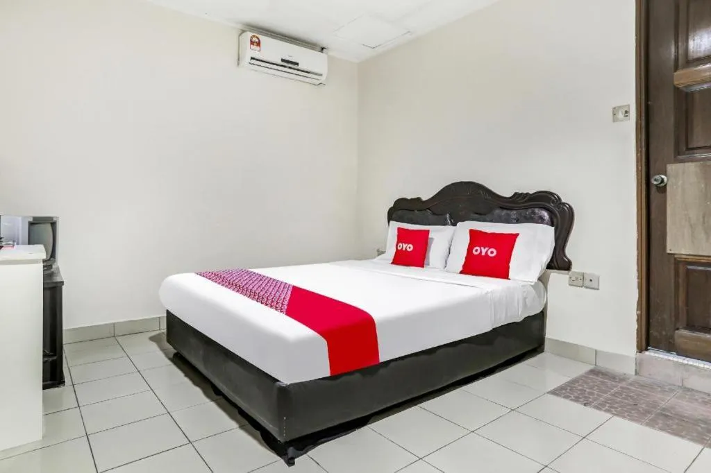 Bed in OYO 90376 Centre Point Hotel