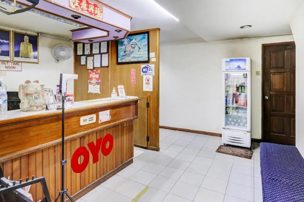 OYO 90376 Centre Point Hotel