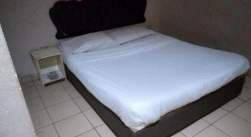 Bed in OYO 90376 Centre Point Hotel