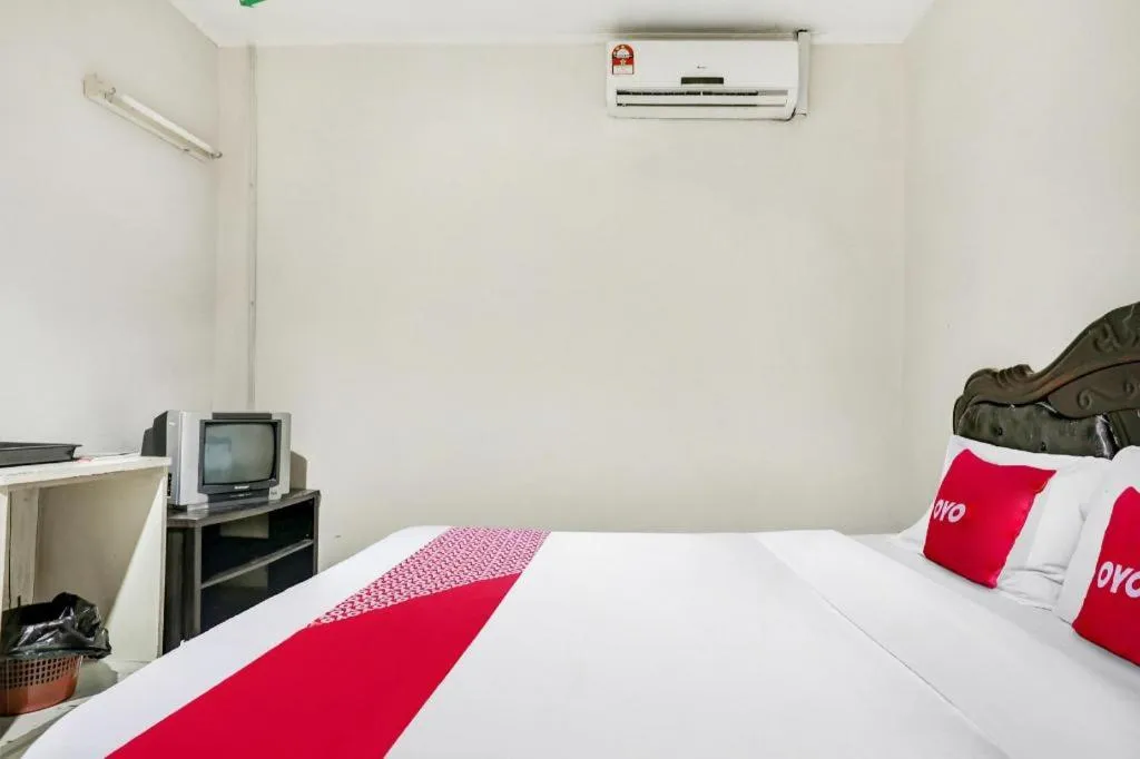 Bed in OYO 90376 Centre Point Hotel