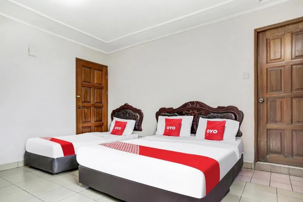 Bed in OYO 90376 Centre Point Hotel