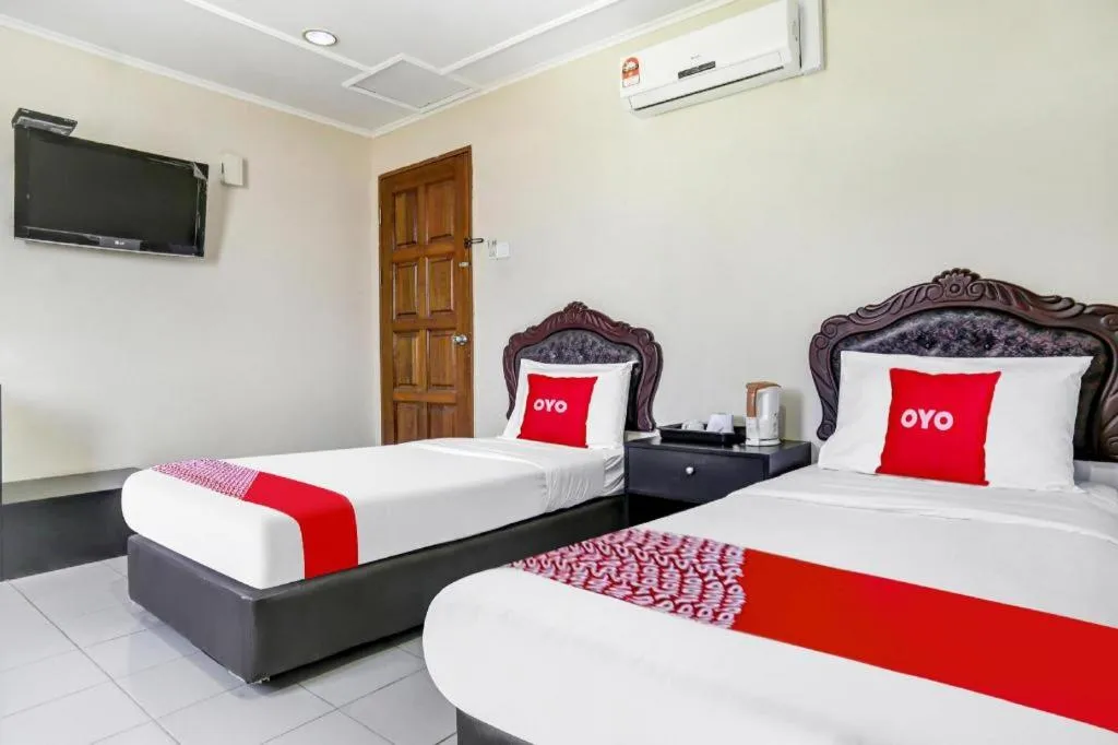 Bed in OYO 90376 Centre Point Hotel