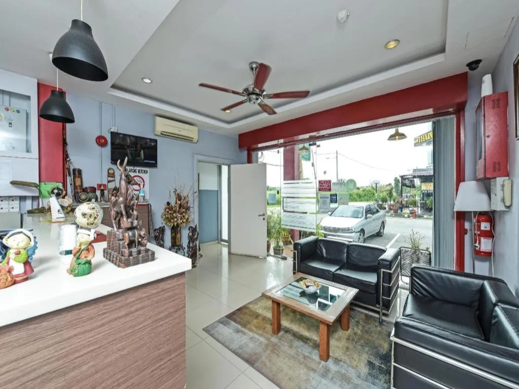 OYO 90644 M Three Hotel