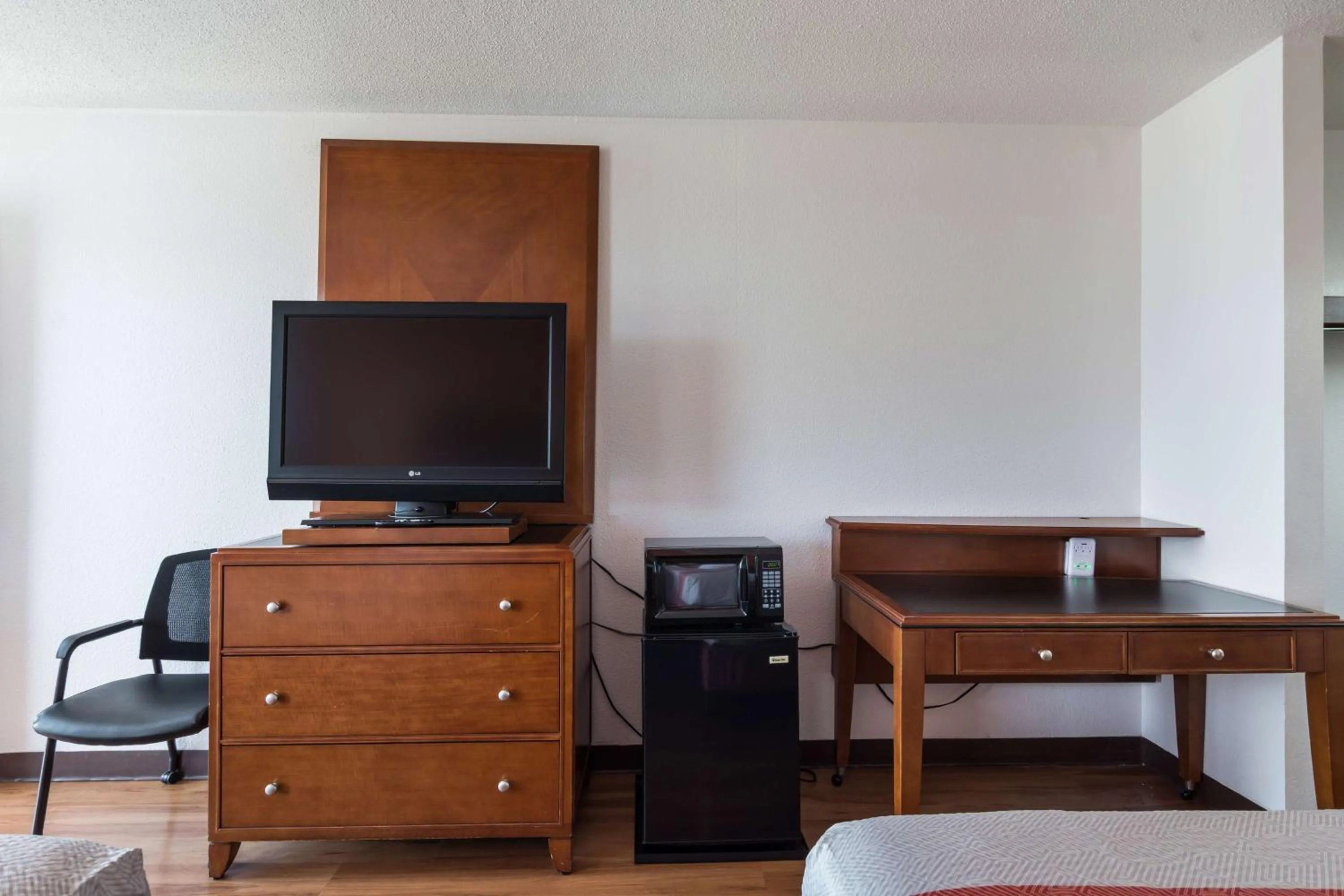 TV and multimedia in Motel 6-Van Buren, AR I- 40