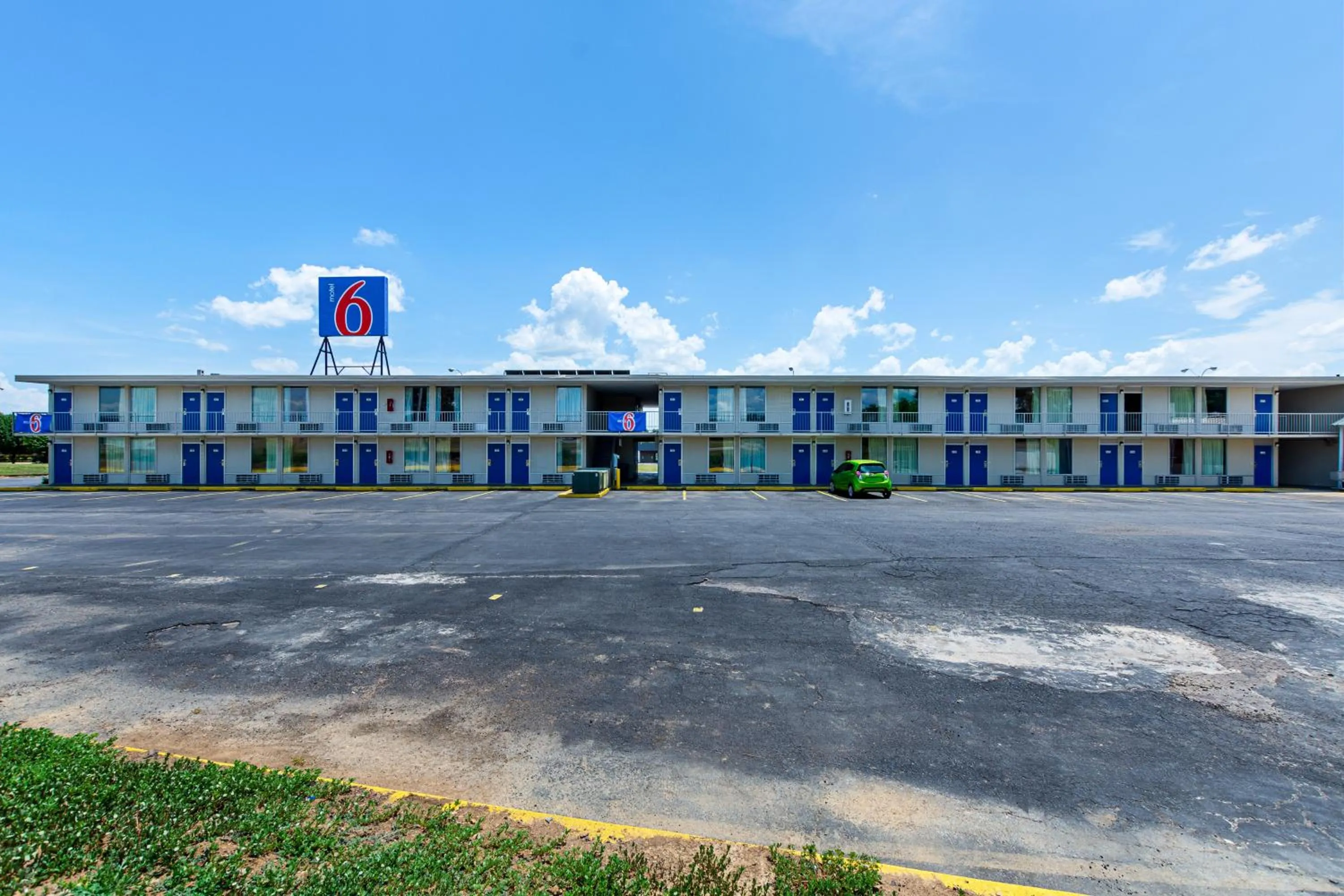 Facade/entrance in Motel 6-Van Buren, AR I- 40