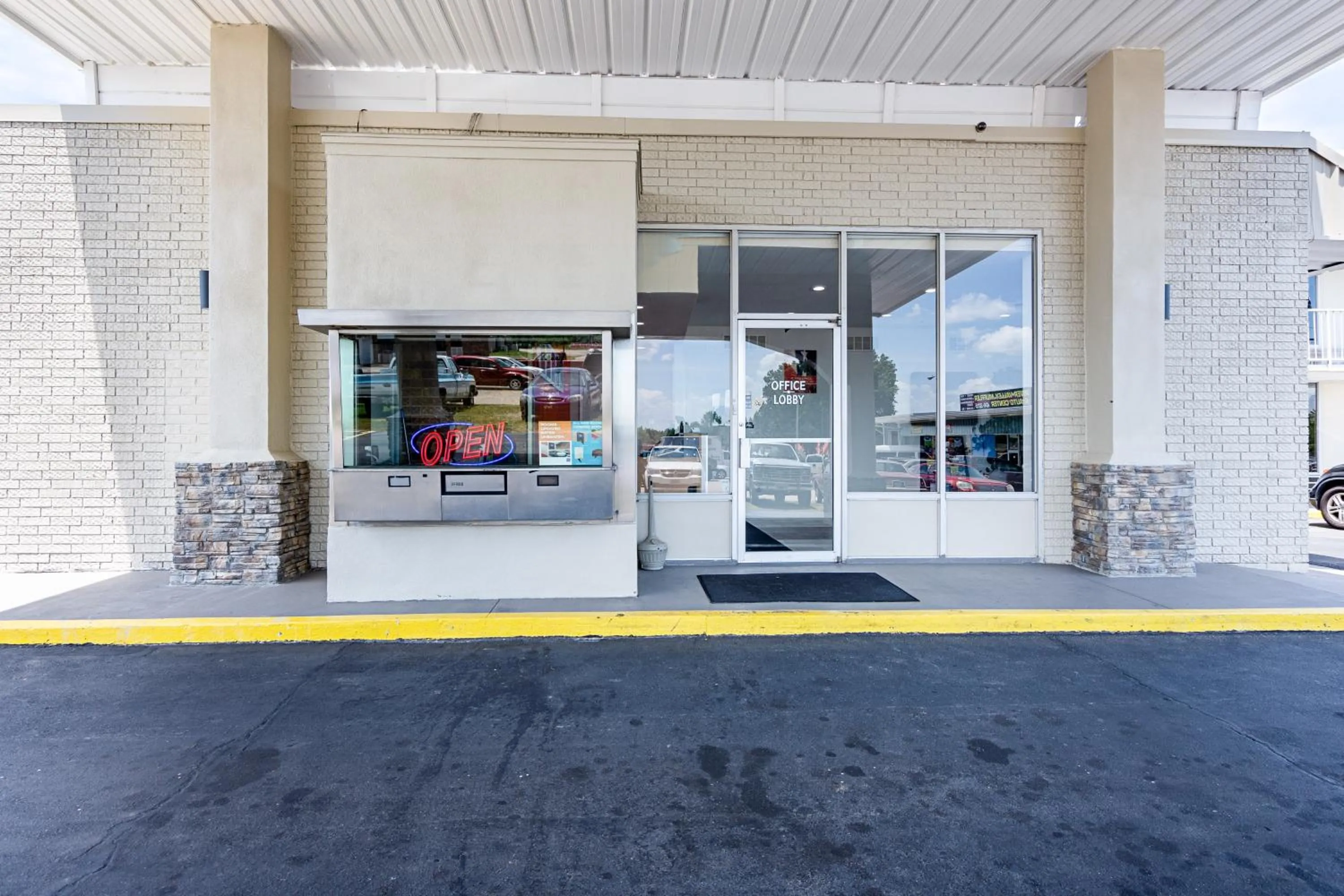 Facade/entrance in Motel 6-Van Buren, AR I- 40