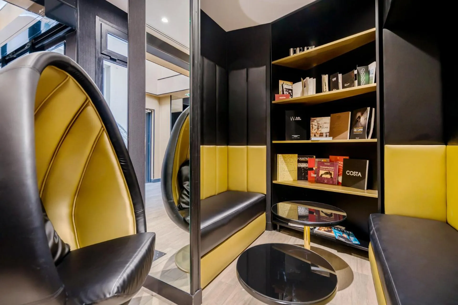 Library in Hotel Les Bulles De Paris