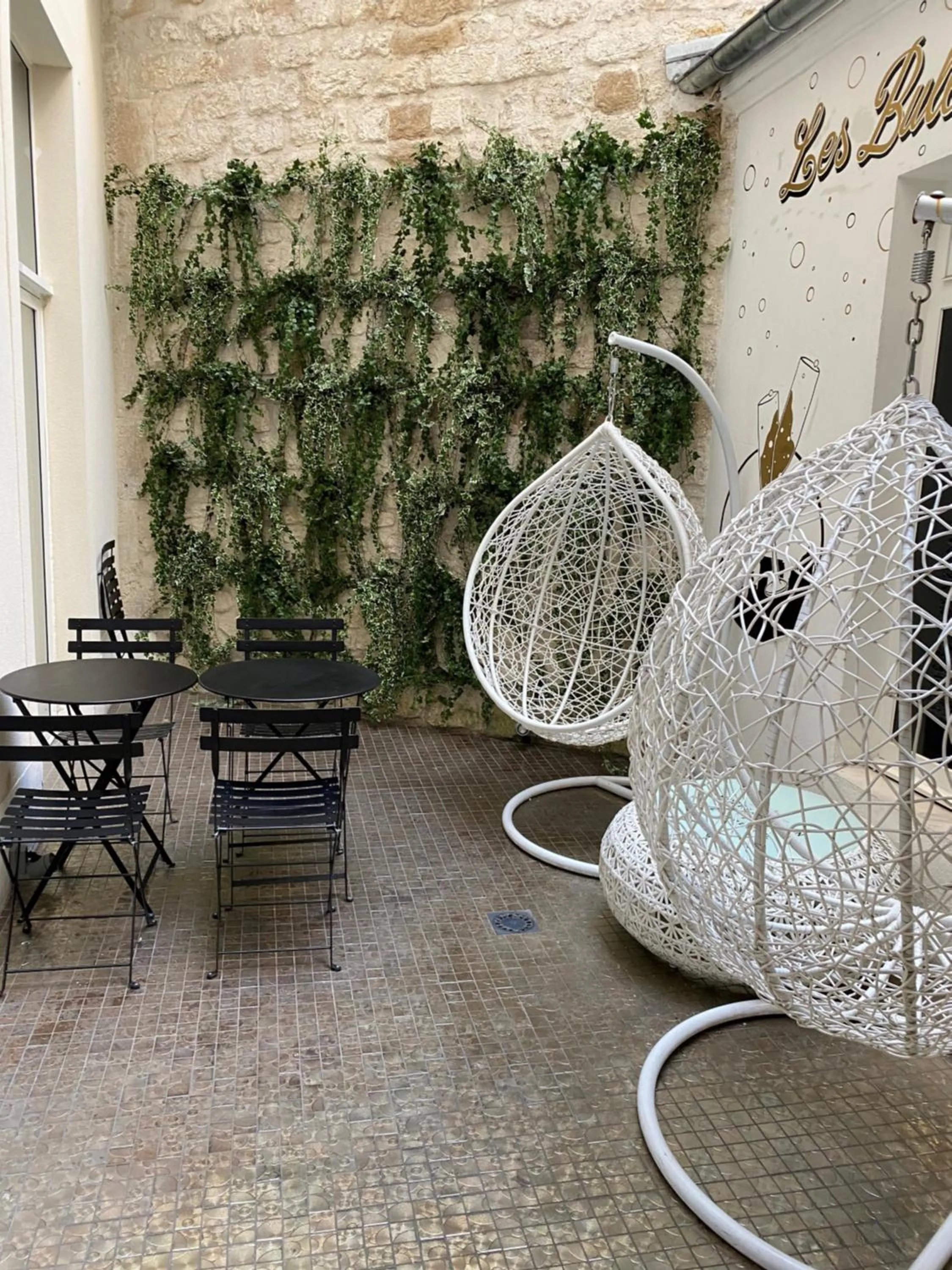 Inner courtyard view in Hotel Les Bulles De Paris