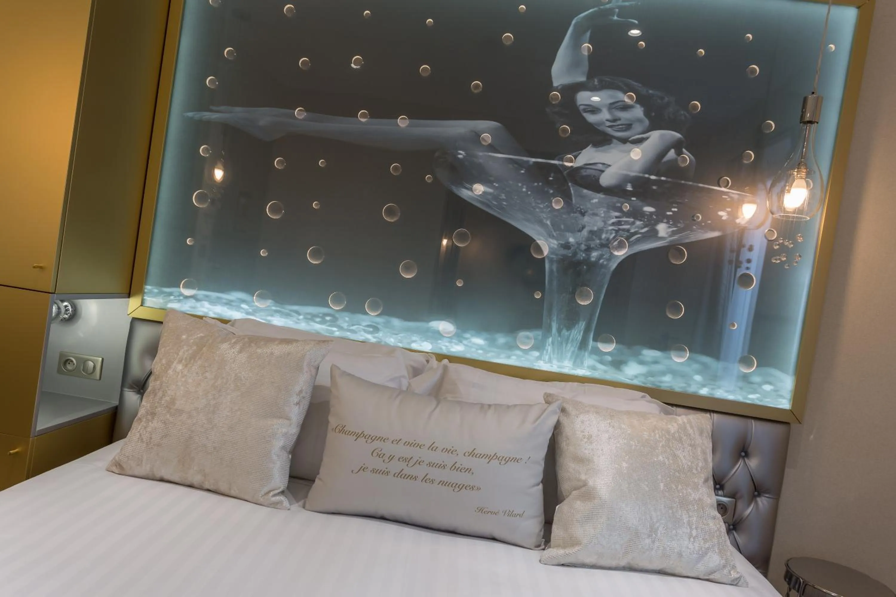 Bed in Hotel Les Bulles De Paris