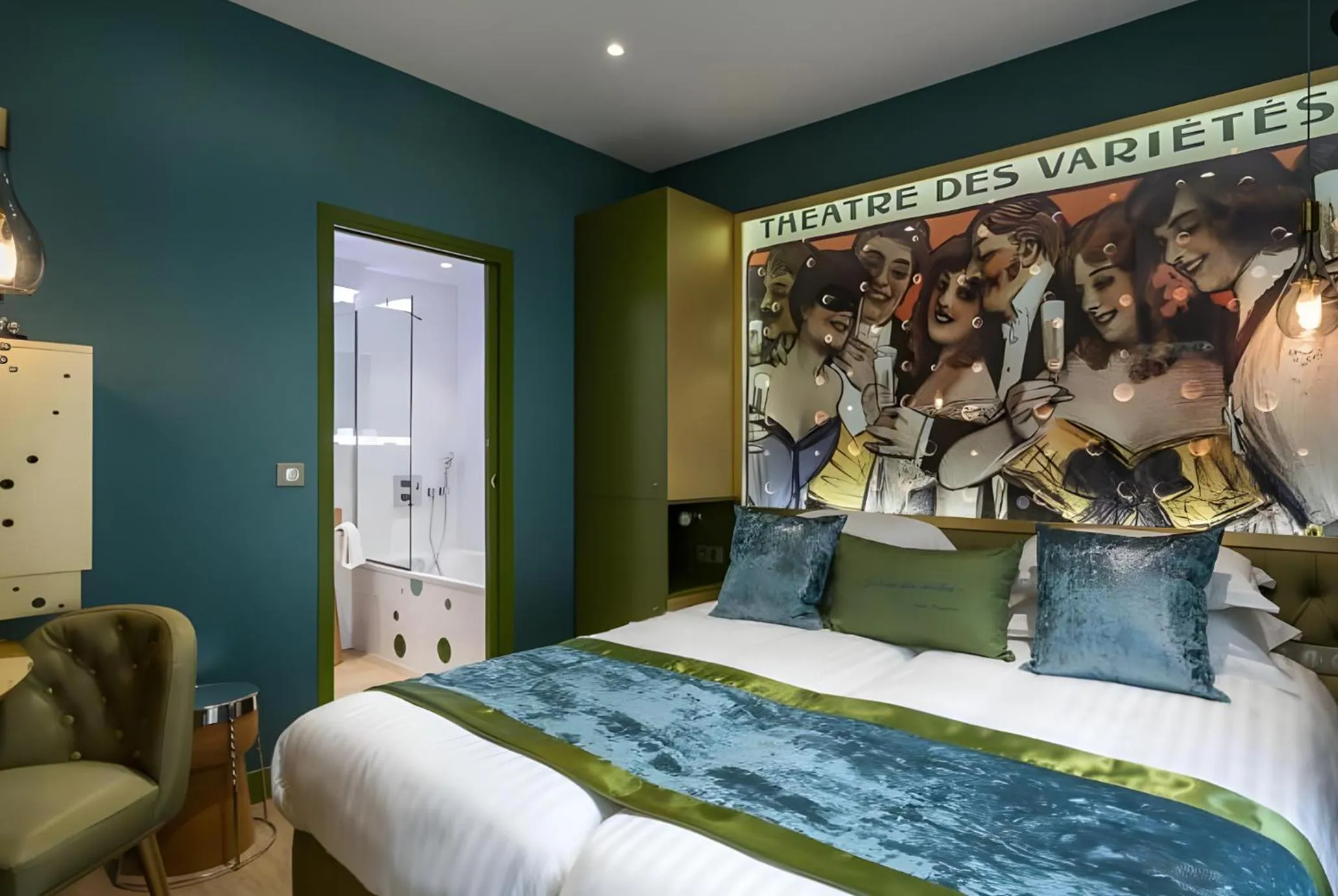 Bed in Hotel Les Bulles De Paris