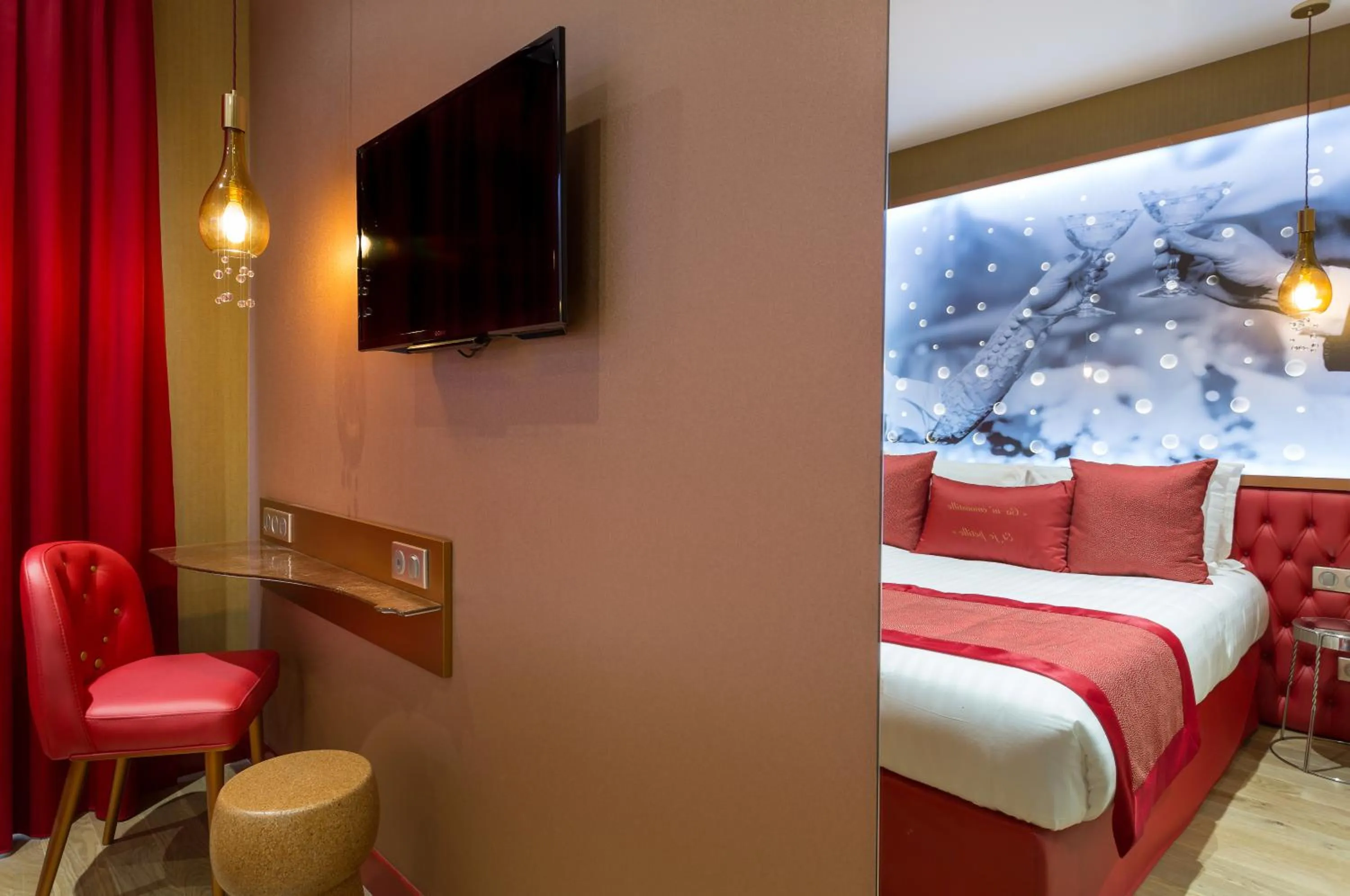 Decorative detail, Bed in Hotel Les Bulles De Paris