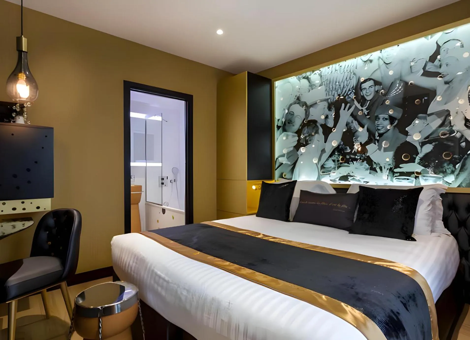 Bed in Hotel Les Bulles De Paris