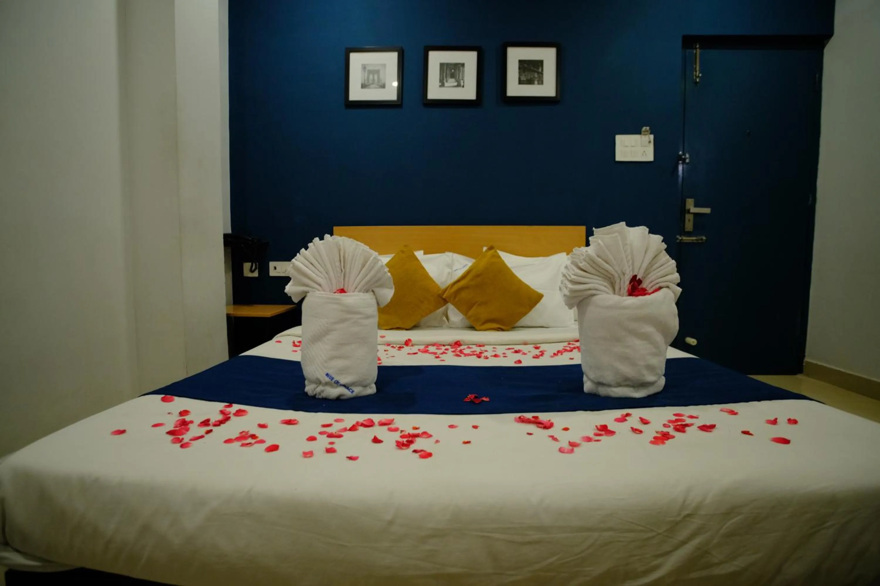 Bedroom, Bed in Blue City Palace - Near Chennai Airport