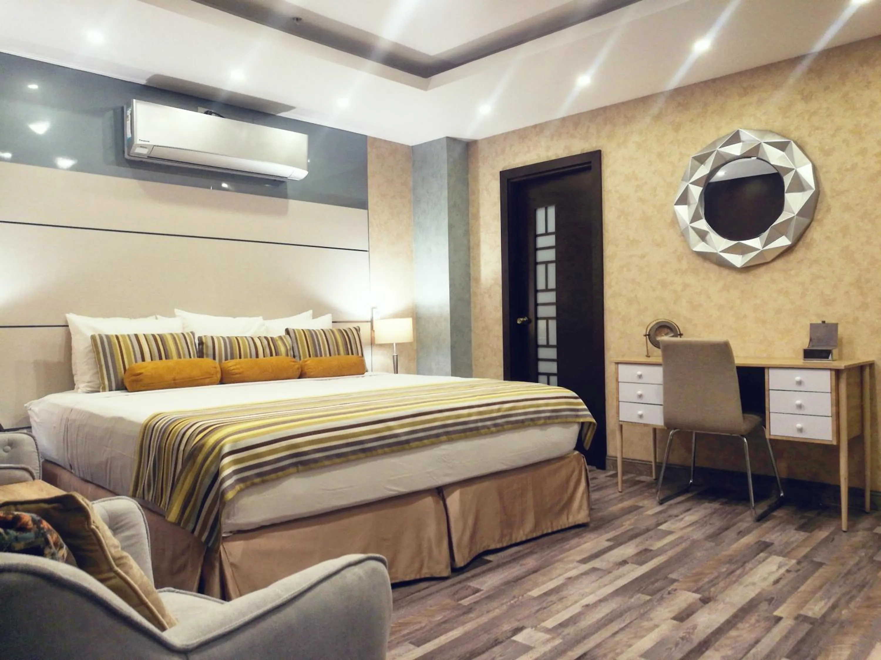 Shower, Bed in Hotel Ojos Del Rio