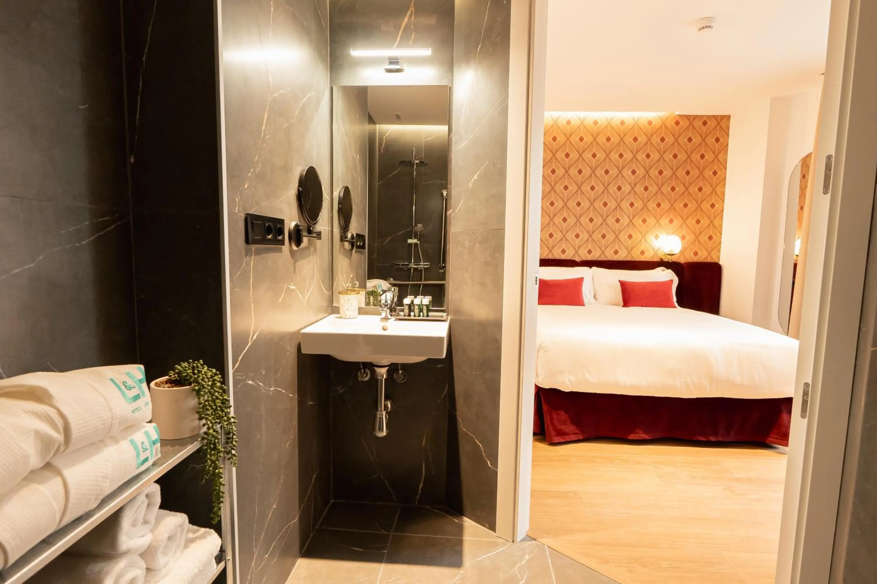 Bathroom, Bed in L&H Callao Selection Adults Only