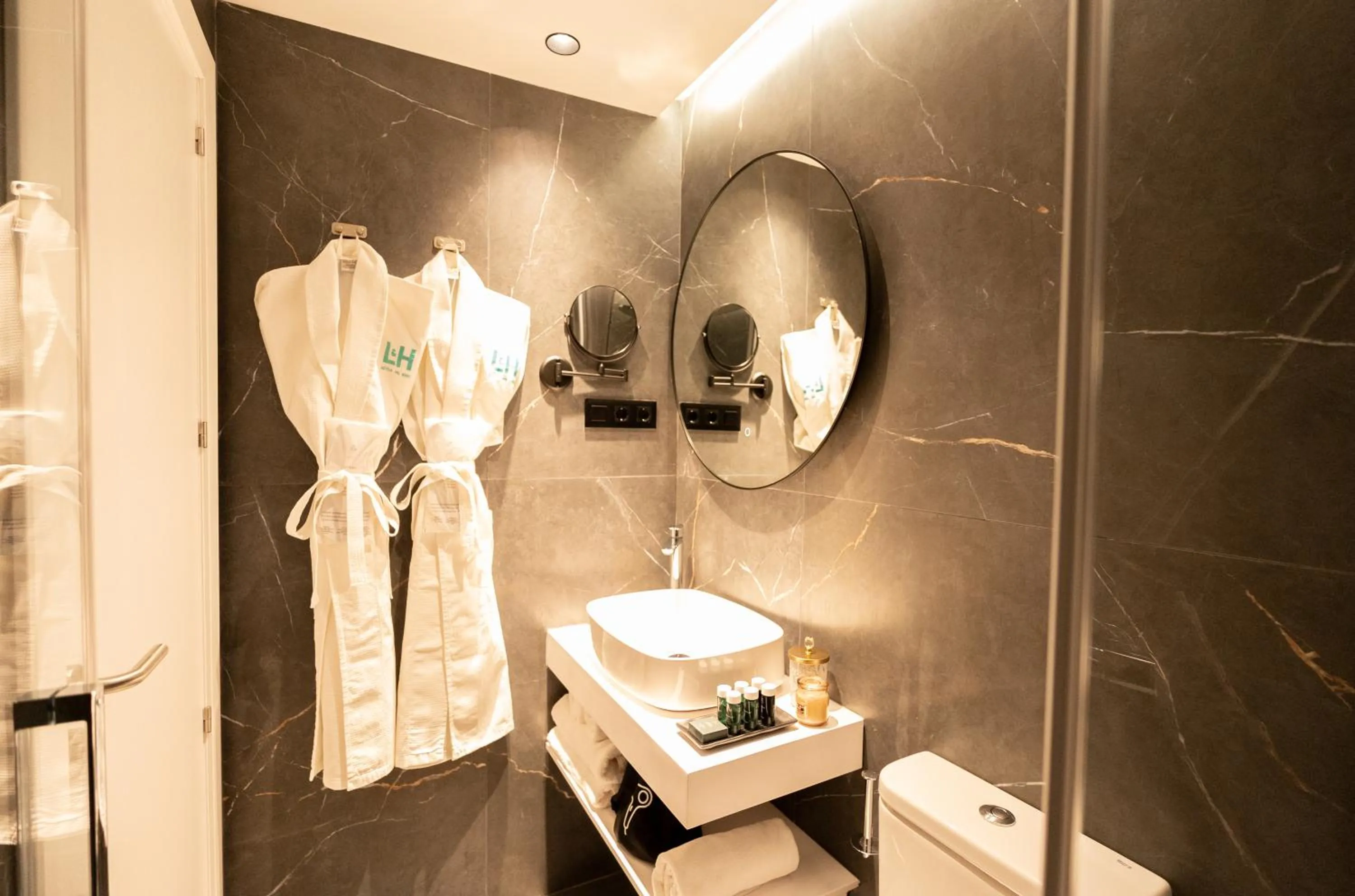 Bathroom in L&H Callao Selection Adults Only