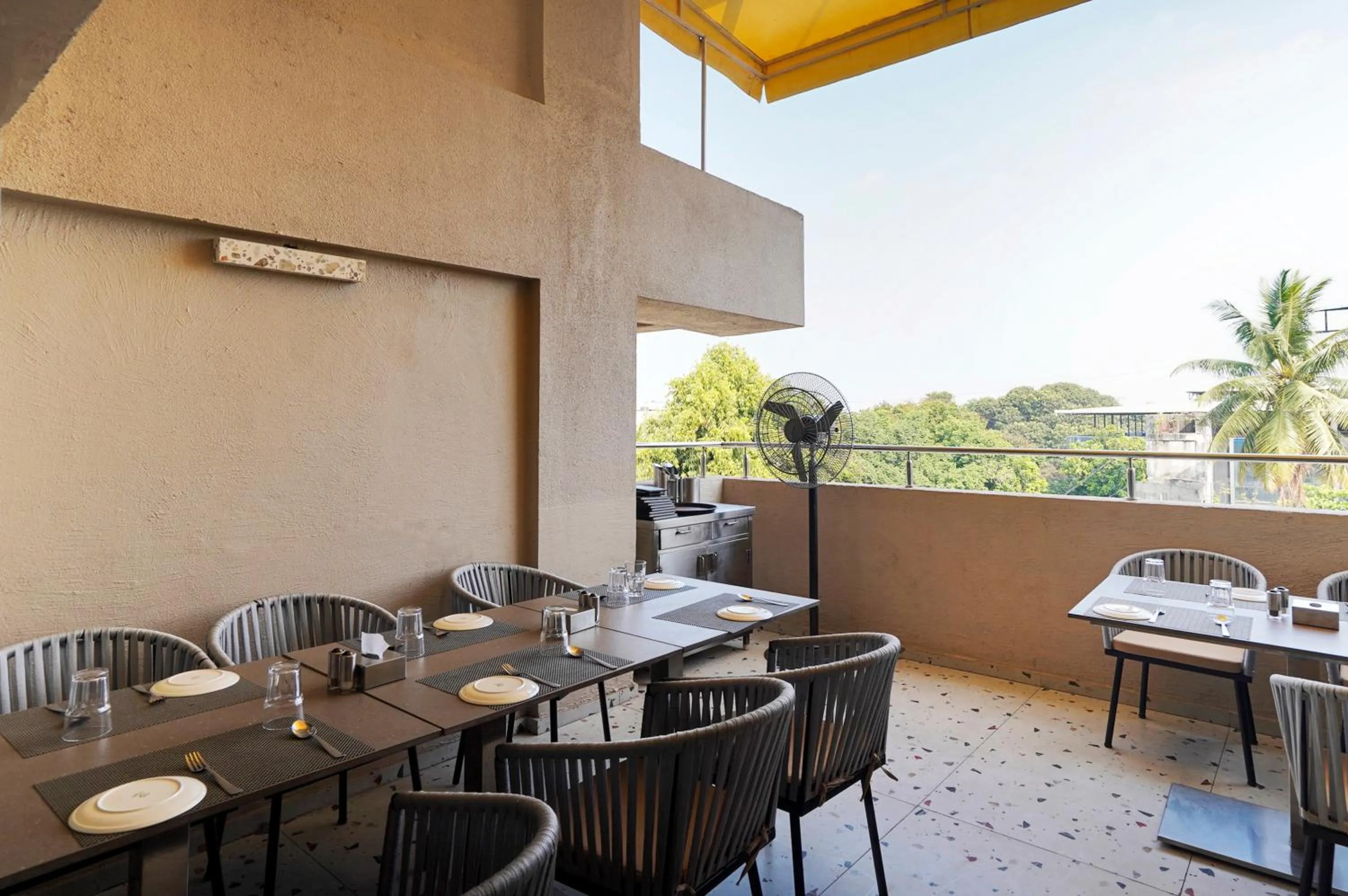 Restaurant/places to eat in Hotel Everest Regency Pune