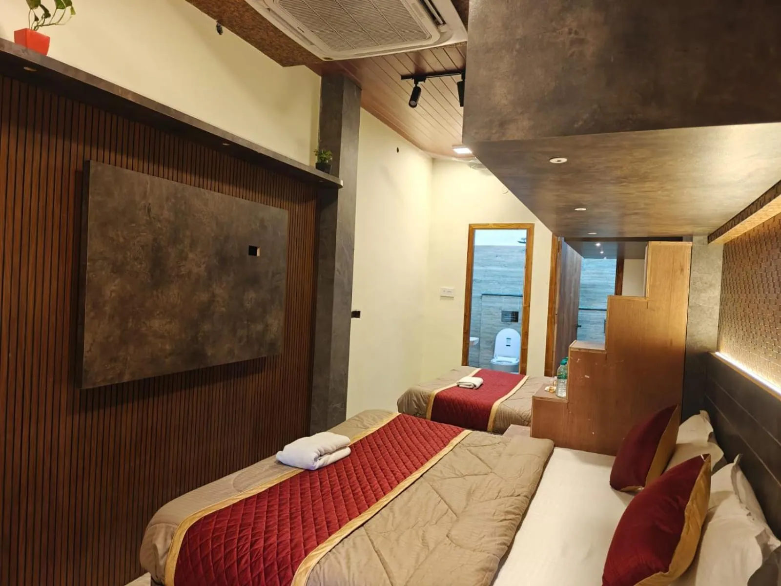 Bedroom, Bed in Grand Inn