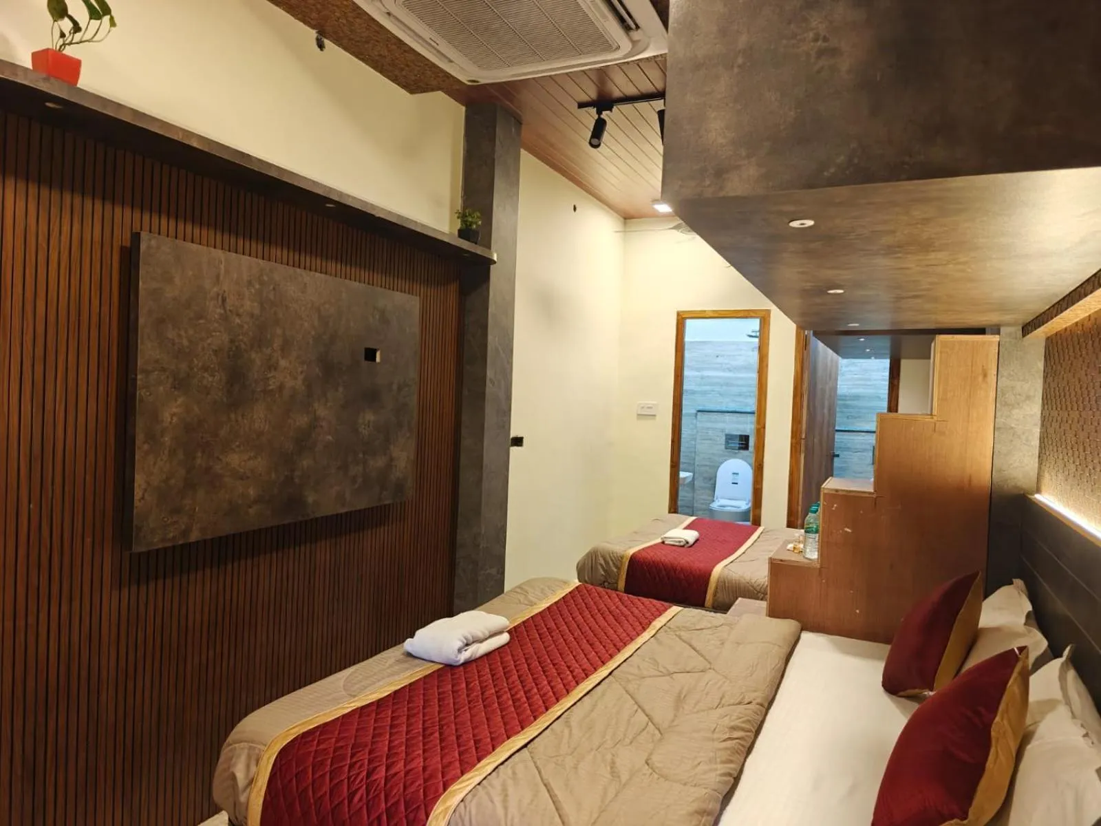 Bedroom, Bed in Grand Inn