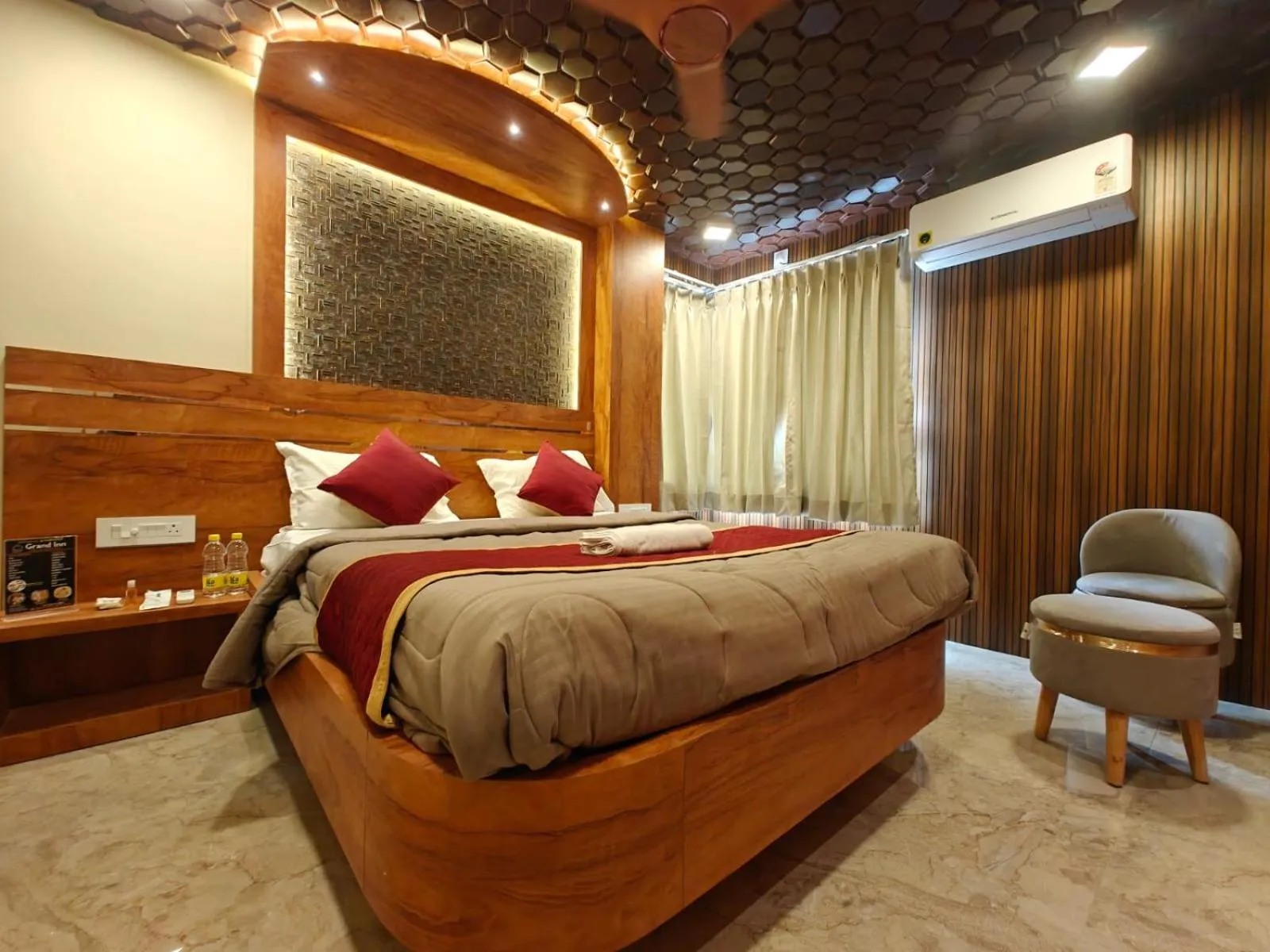 Bedroom, Bed in Grand Inn