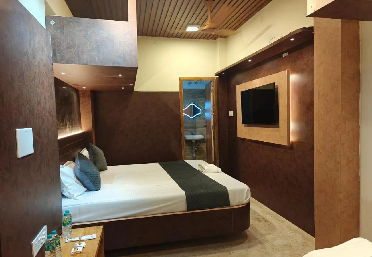 Communal lounge/ TV room, Bed in Grand Inn