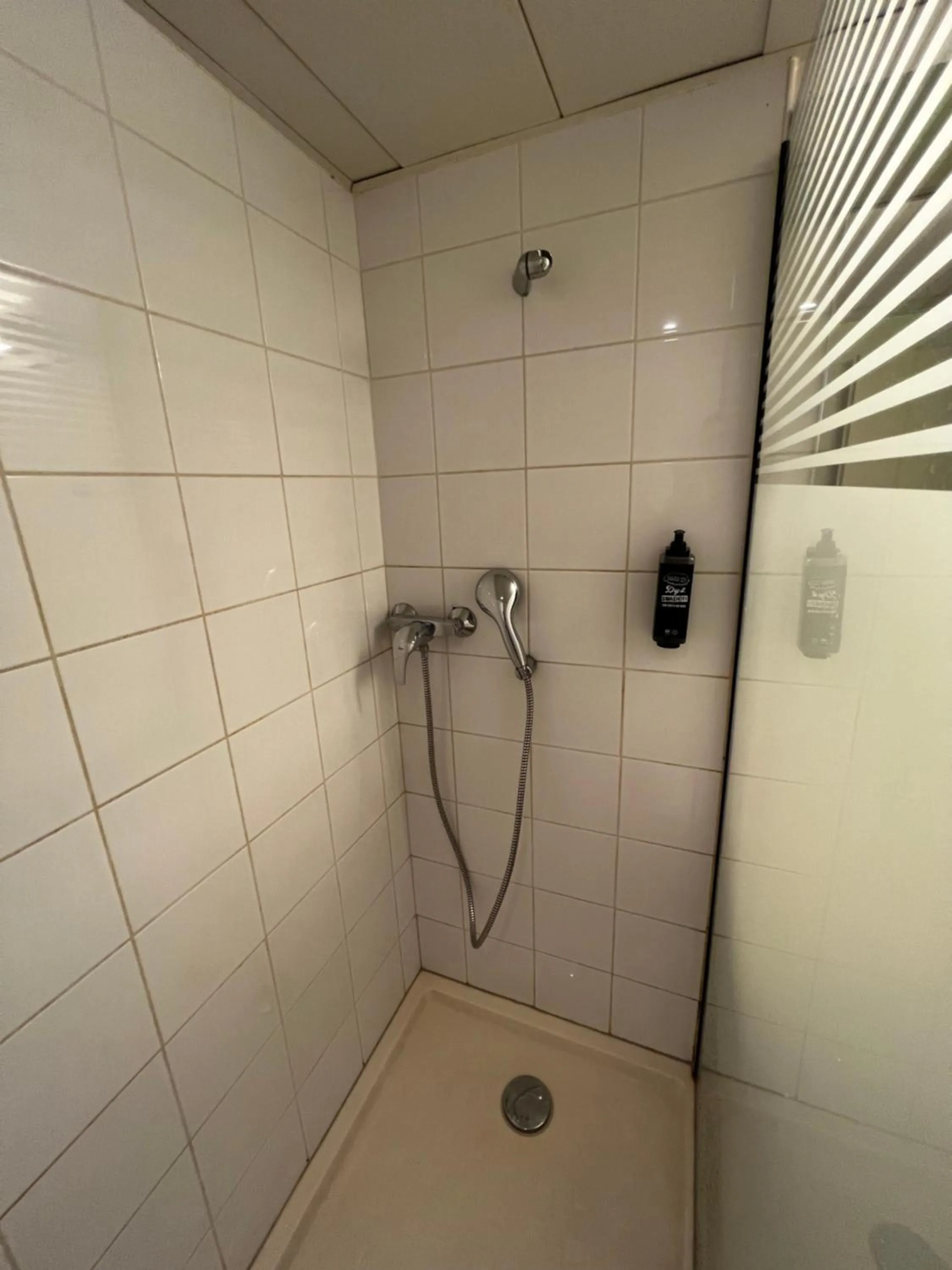 Shower in Ibis Budget Marseille Est Porte d'Aubagne
