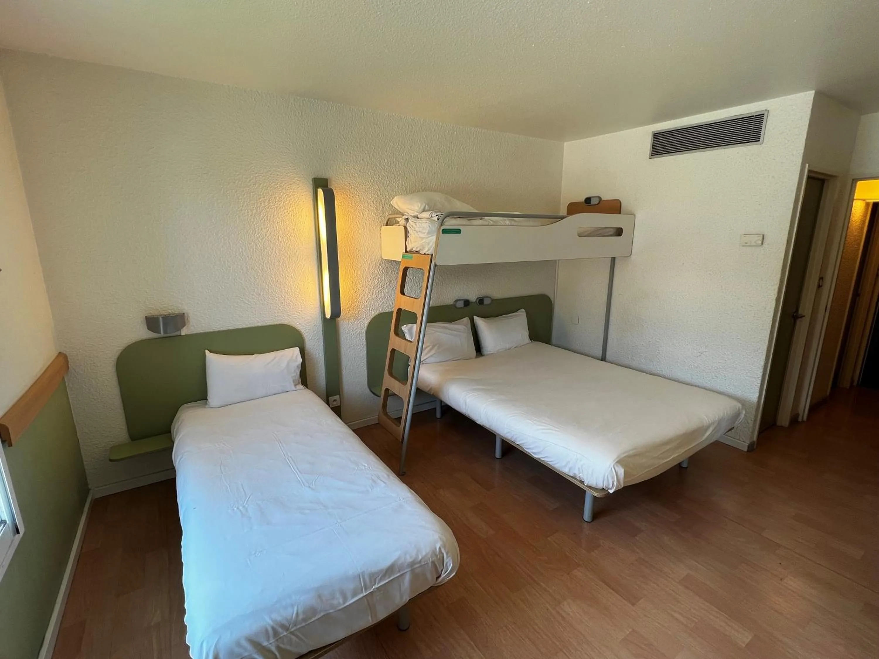 Photo of the whole room, Bed in Ibis Budget Marseille Est Porte d'Aubagne